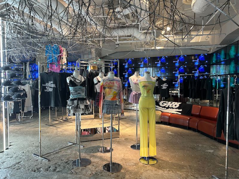 LE SSERAFIM Japan 4th Single 'DIFFERENT' POP UP STORE