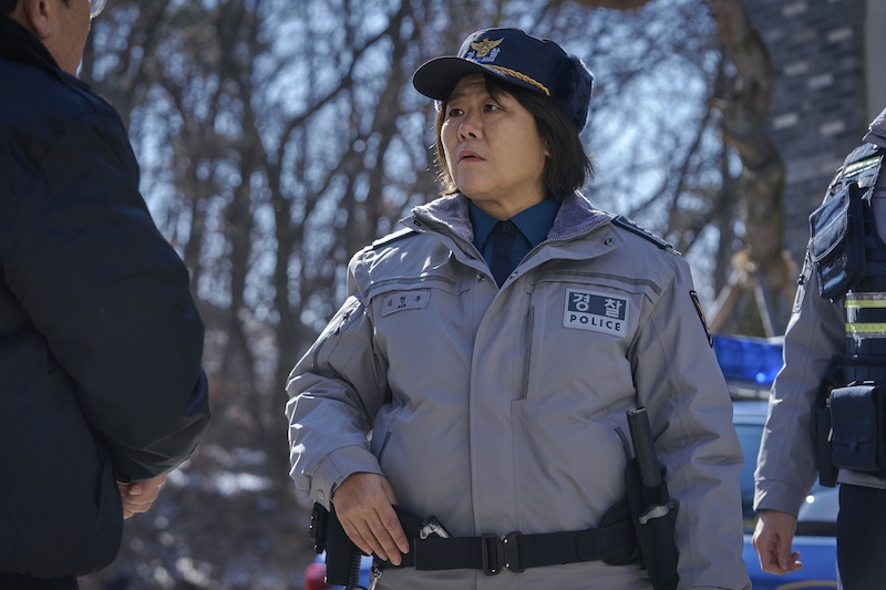 白い車に乗った女